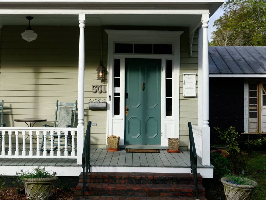 Front exterior of 501 Metcalf St. old home